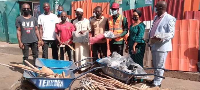 Matoto : le groupe SONOCO offre des équipements pour le curage des caniveaux