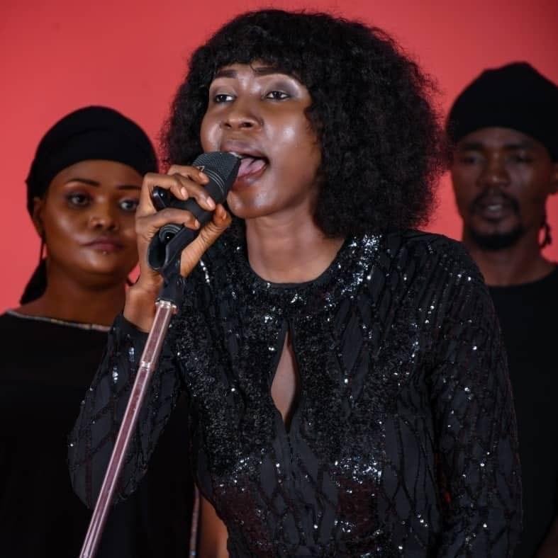 En plein tournage d’un clip Tenin Diawara explique le contenu de son nouveau single Titré Abara Yirendéli