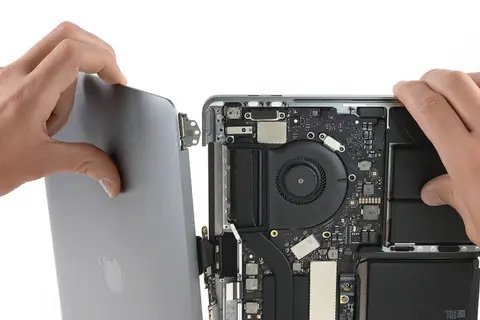  TECH:La réparation des MacBook vient d&rsquo;être facilitée par un vol de données chez un des assembleurs d’Apple..