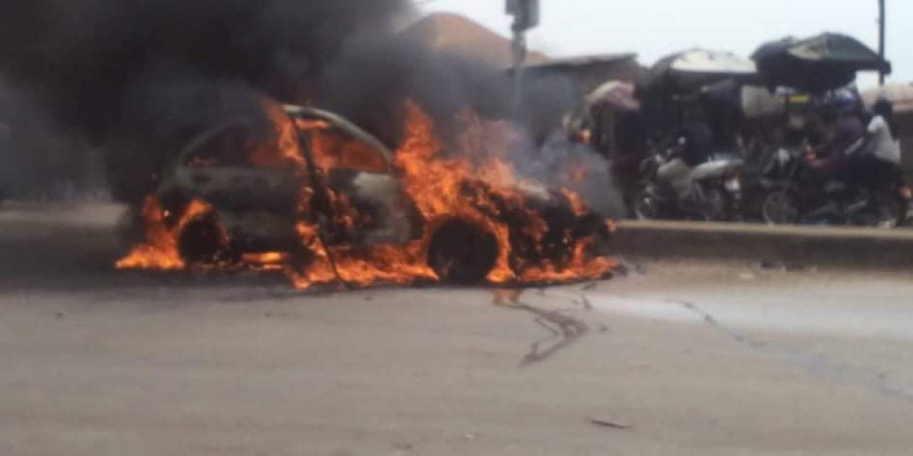  Lansanaya Barrage un véhicule prend feu en pleine circulation.