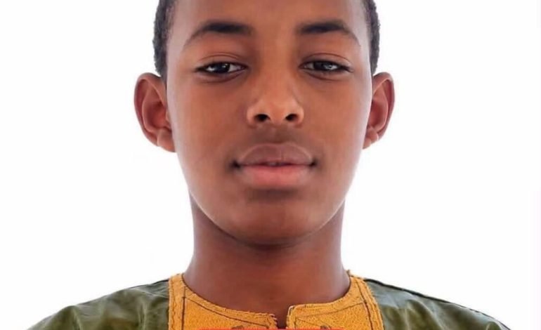 Kindia :Bappa Oumar,le célèbre comédien se rend dans la famille de l’élève qui est mort en prison.